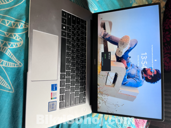 Huawei matebook D15 8/500 core i5